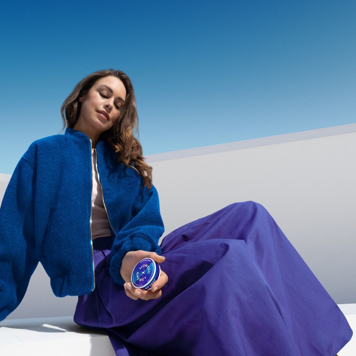 Femme adulte tenant une boîte Nordic Spirit Fruits rouges givrés intense